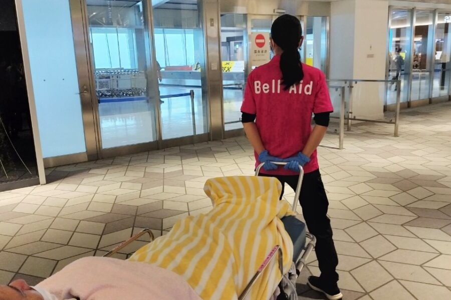 空港内をストレッチャーで移動