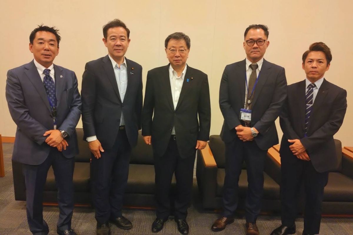 左から碓氷浩敬（理事）・田畑裕明衆議院議員・松野　博一衆議院議員・高橋　透（代表理事）・畔元　隆彰（理事）